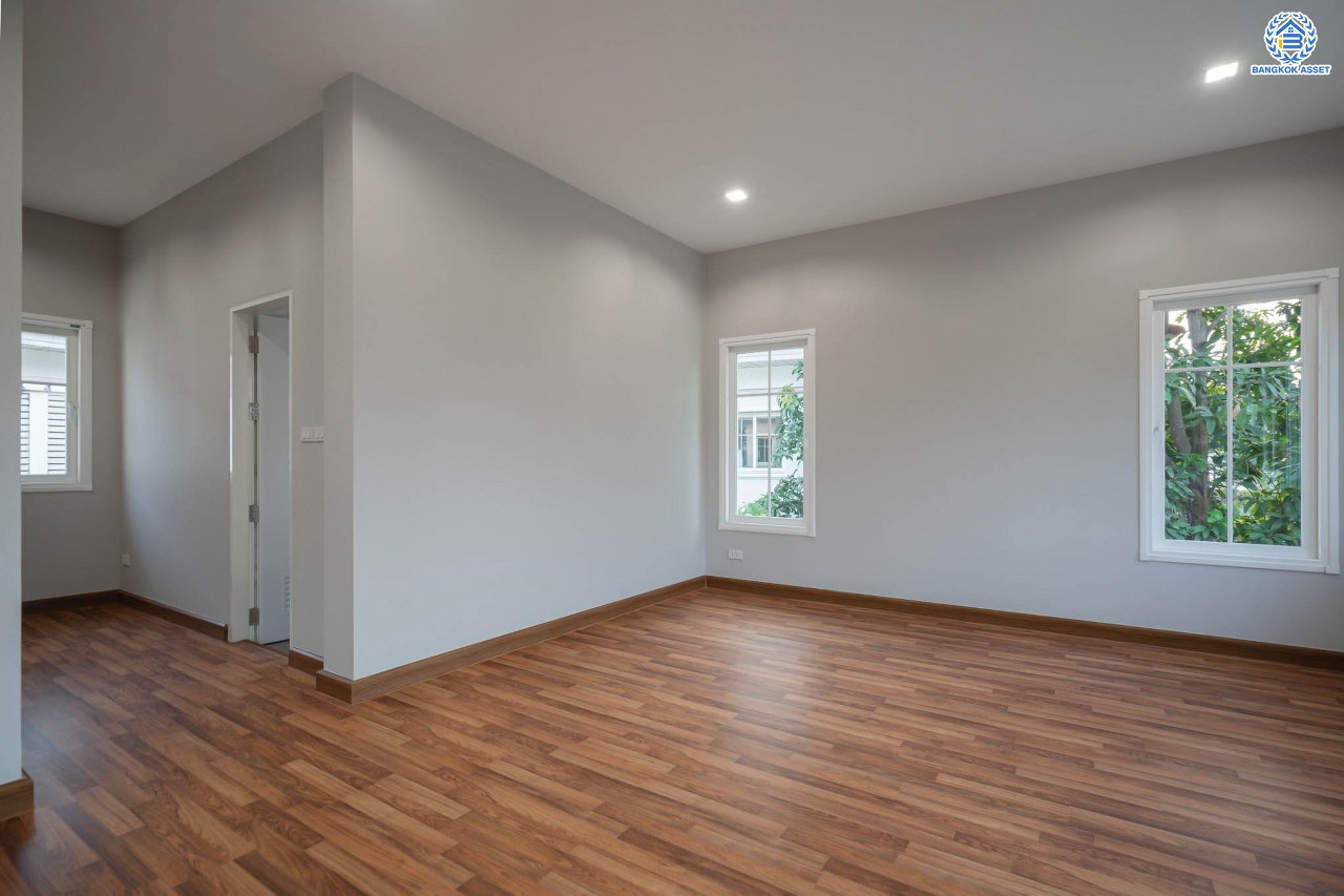 บ้านมือสองตกแต่งใหม่ โครงการ เพอร์เฟคมาสเตอร์พีซ รัตนาธิเบศร์ หลังใหญ่กว่า 91.4 ตร.ว. ฟังก์ชัน 3 ห้องนอน 5 ห้องน้ำ 1 ห้องแม่บ้าน จอดรถได้ 2 คัน พร้อมบรรยากาศโครงการสุด Luxury บนทำเลเชื่อมต่อทุกการเดินทาง ใกล้รถไฟฟ้าสายสีม่วง "สถานีไทรม้า" และจุดขึ้นทางด่วน "งามวงศ์วาน"